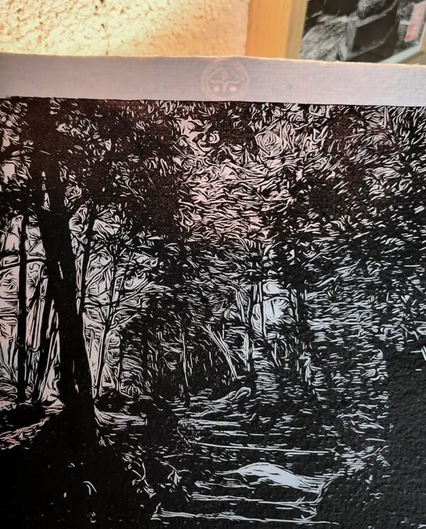 Linogravure d'un chemin sinueux dans la forêt de Kurama - Papier artisanale zoom