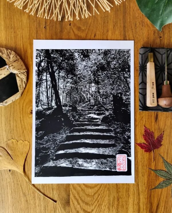 Linogravure d'un chemin sinueux dans la forêt de Kurama - Papier Lisse