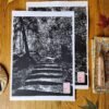 Linogravure d'un chemin sinueux dans la forêt de Kurama - Papier Lisse ou artisanale