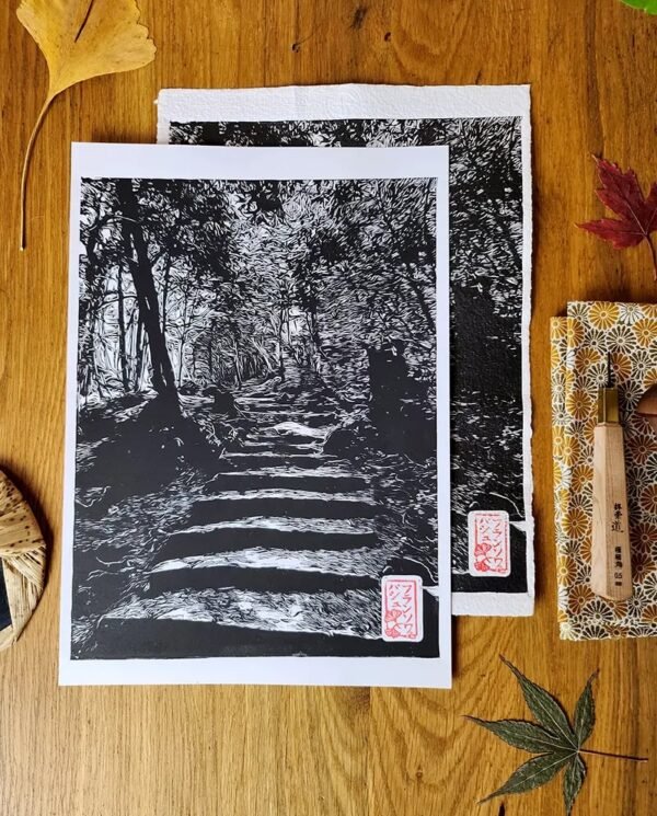 Linogravure d'un chemin sinueux dans la forêt de Kurama - Papier Lisse ou artisanale