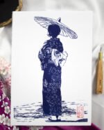 Linogravure d’une Japonaise en yukata avec ombrelle et cerisiers