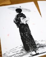 Linogravure d’une Japonaise en yukata avec ombrelle et cerisiers