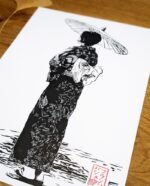 Linogravure d’une Japonaise en yukata avec ombrelle et cerisiers