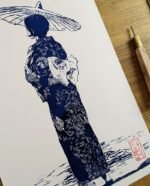 Linogravure d’une Japonaise en yukata avec ombrelle et cerisiers en Bleu de prusse