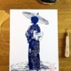 Linogravure d’une Japonaise en yukata avec ombrelle et cerisiers en Bleu de prusse