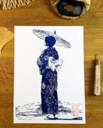 Linogravure d’une Japonaise en yukata avec ombrelle et cerisiers en Bleu de prusse