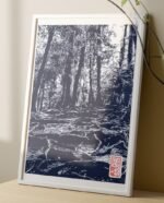 Linogravure d'une forêt de Kurama aux mille racines Bleu de prusse