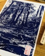 Linogravure d'une forêt de Kurama aux mille racines Bleu de prusse