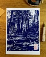 Linogravure d'une forêt de Kurama aux mille racines Bleu de prusse