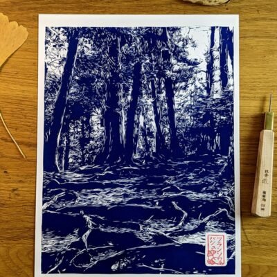 Linogravure d'une forêt de Kurama aux mille racines Bleu de prusse