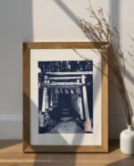 Linogravure japonaise artisanale d’un Torii mystérieux à Kanazawa Bleu de prusse