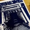 Linogravure japonaise artisanale d’un Torii mystérieux à Kanazawa Bleu de prusse