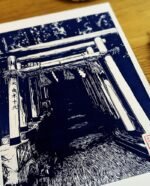 Linogravure japonaise artisanale d’un Torii mystérieux à Kanazawa Bleu de prusse