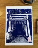 Linogravure japonaise artisanale d’un Torii mystérieux à Kanazawa Bleu de prusse