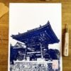 Linogravure fait main d’une cloche sacrée japonaise à Nagoya Bleu de prusse