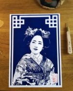 Linogravure du sourire d’une maiko Bleu de prusse