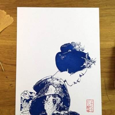 Linogravure japonaise du salue d’une maiko Bleu de prusse