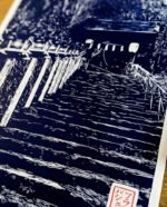 Linogravure originale de la vallée de Kurama en Bleu de prusse