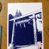 Linogravure japonaise du Torii de l'entrée d’un sanctuaire Shinto d'Asakusa Bleu de prusse