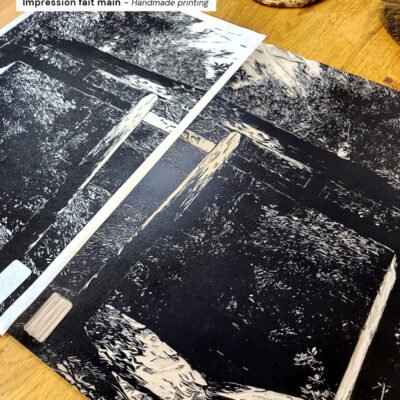 Linogravure japonaise « Balade sacrée » d’un torii dans la forêt de Miyajima