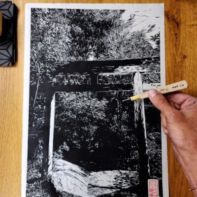 Linogravure japonaise « Balade sacrée » d’un torii dans la forêt de Miyajima