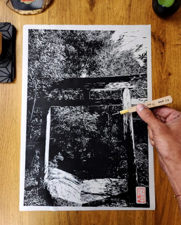 Linogravure japonaise « Balade sacrée » d’un torii dans la forêt de Miyajima