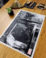 Linogravure japonaise « Balade sacrée » d’un torii dans la forêt de Miyajima