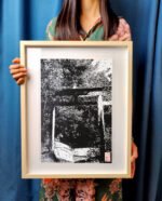 Linogravure japonaise « Balade sacrée » d’un torii dans la forêt de Miyajima