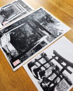 Linogravure japonaise « Balade sacrée » d’un torii dans la forêt de Miyajima