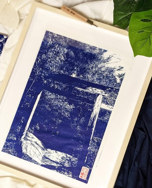 Linogravure japonaise Balade sacrée d’un torii dans la forêt de Miyajima version bleue face