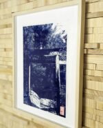 Linogravure japonaise Balade sacrée d’un torii dans la forêt de Miyajima version bleue face