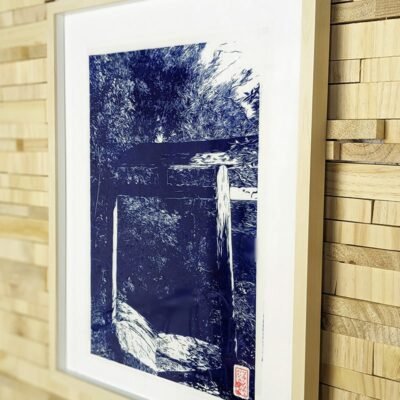 Linogravure japonaise Balade sacrée d’un torii dans la forêt de Miyajima version bleue face