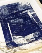 Linogravure japonaise Balade sacrée d’un torii dans la forêt de Miyajima version bleue face