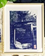 Linogravure japonaise Balade sacrée d’un torii dans la forêt de Miyajima version bleue face