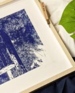 Linogravure japonaise Balade sacrée d’un torii dans la forêt de Miyajima version bleue face