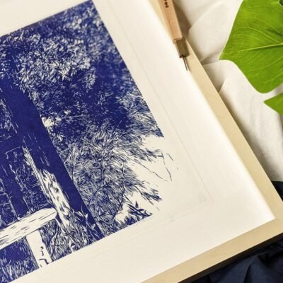 Linogravure japonaise Balade sacrée d’un torii dans la forêt de Miyajima version bleue face