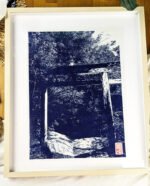 Linogravure japonaise Balade sacrée d’un torii dans la forêt de Miyajima version bleue face