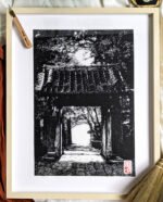 Linogravure d’une porte en forêt au Japon