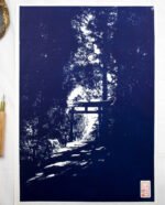 Linogravure Lumière divine d'un torii en forêt
