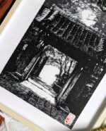 Linogravure d’une porte en forêt au Japon