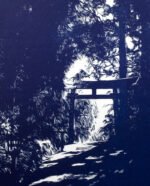 Linogravure Lumière divine d'un torii en forêt