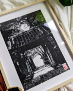 Linogravure d’une porte en forêt au Japon