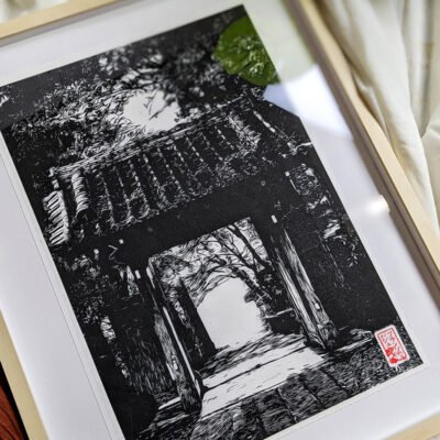 Linogravure d’une porte en forêt au Japon