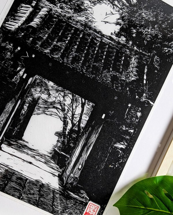 Linogravure d’une porte en forêt au Japon