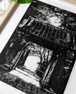 Linogravure d’une porte en forêt au Japon