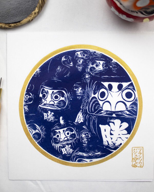 Linogravure japonaise Daruma en Bleu