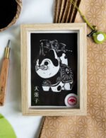 Linogravure japonaise chien japonais Porte Bonheur Inu Hariko version noire avec cadre bois