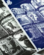 Linogravure japonaise Barils de saké en bleu