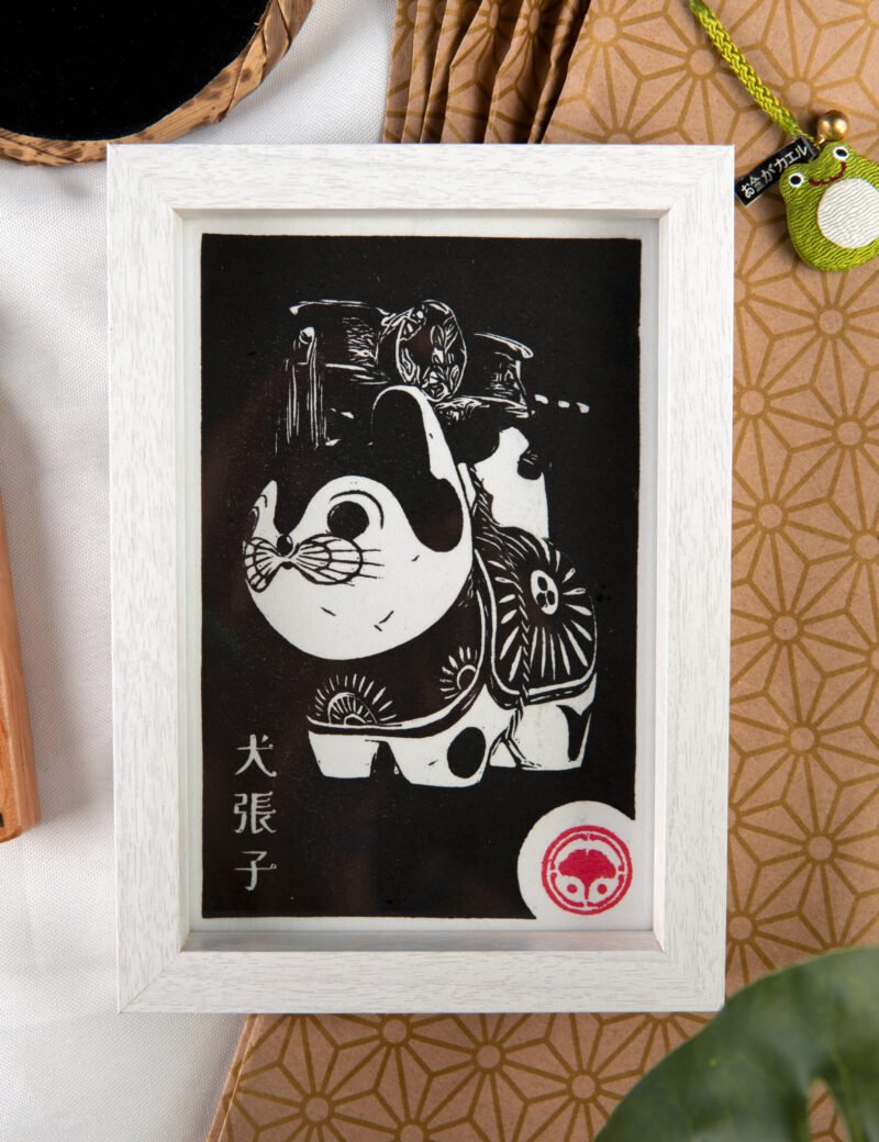Linogravure japonaise chien japonais Porte Bonheur Inu Hariko version noire avec cadre blanc