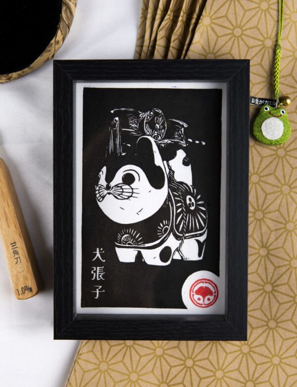 Linogravure japonaise chien japonais Porte Bonheur Inu Hariko version noire avec cadre noir